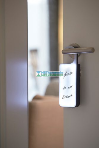 DO NOT DISTURB LED-es ajtókilincs akasztó, fekete, fehér