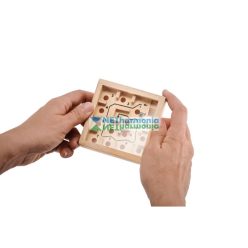 Fenyőfa labirintus játék