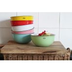 Tányérok, tálak, bögrék, csészék